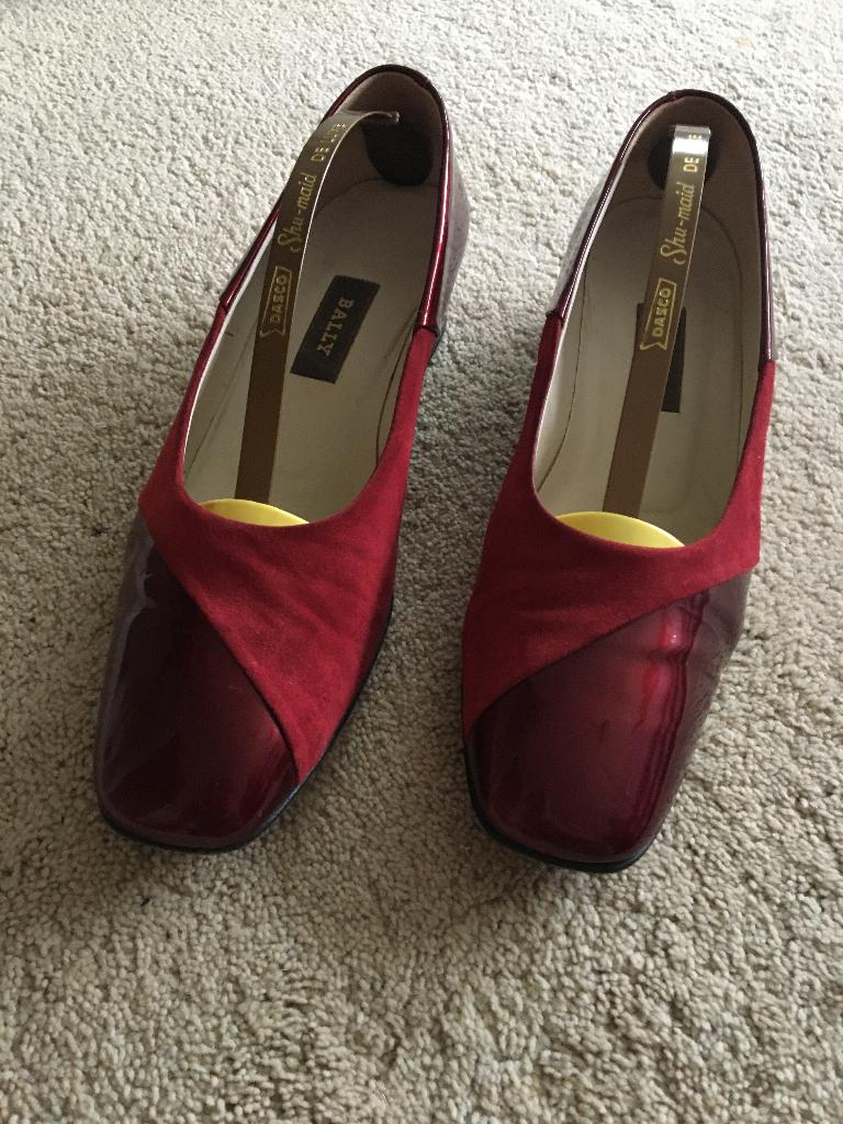 ally Suisse donkerrood lak/suede leren schoenen maat 39,5, Schoenen met lage hakken, Ophalen of Verzenden, Gedragen, Bally Suisse