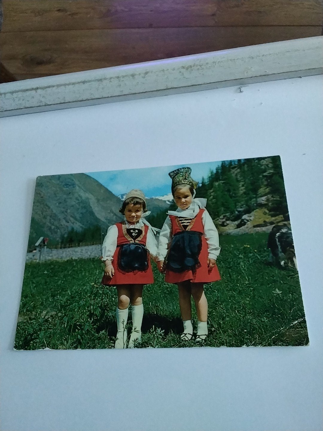 Oude ansichtkaart: Kinderen in klederdracht, Valle d'Aosta, Ophalen of Verzenden, 1960 tot 1980, Gelopen, Klederdracht