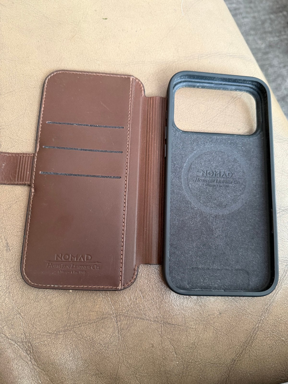 Nomad Horween Leren Folio Hoesje I phone 17 Pro Max, Telecommunicatie, Pasjeshouder, IPhone 17, Gebruikt, Overige merken