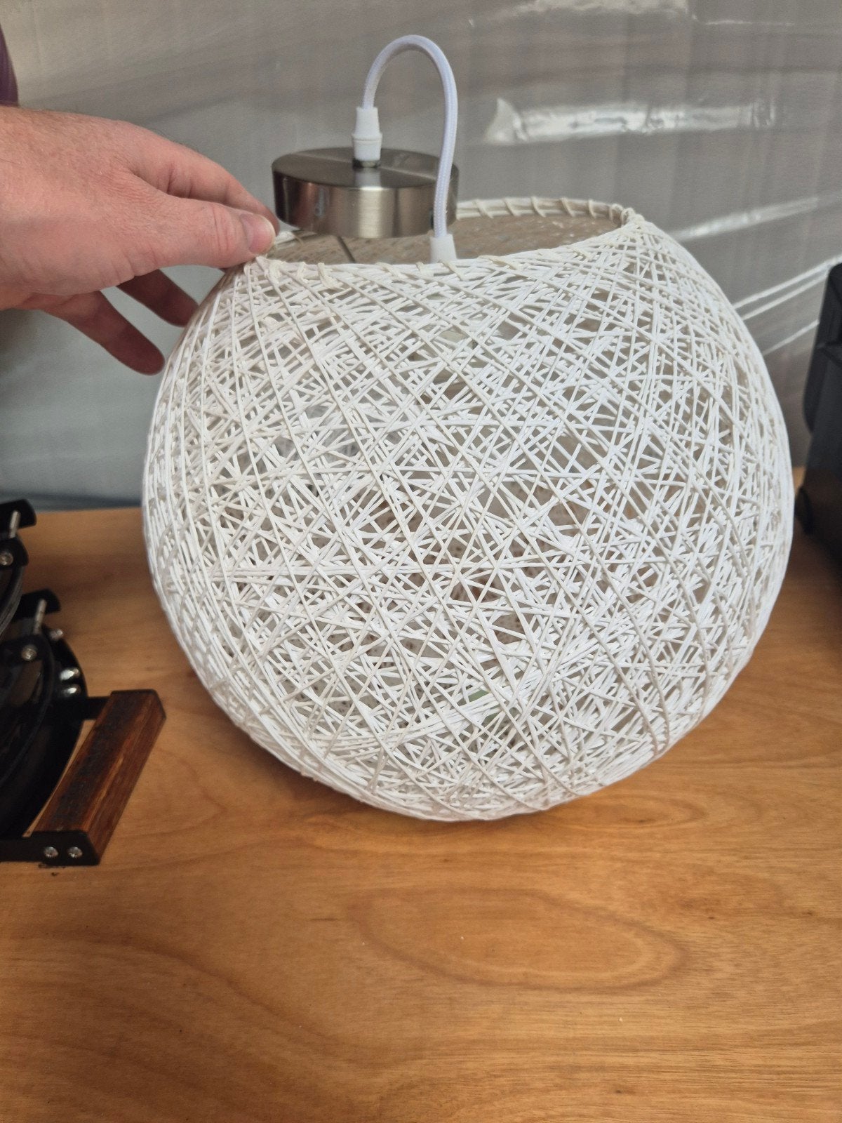 Witte bolvormige hanglamp van draad, Ophalen, Overige materialen, Minder dan 50 cm, Modern, Speels