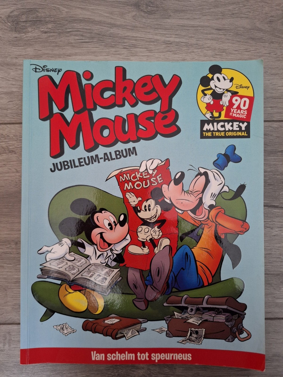 Mickey Mouse jubileum-album: Van schelm tot speurneus, Eén stripboek, Ophalen of Verzenden, Zo goed als nieuw, Joan Lommen