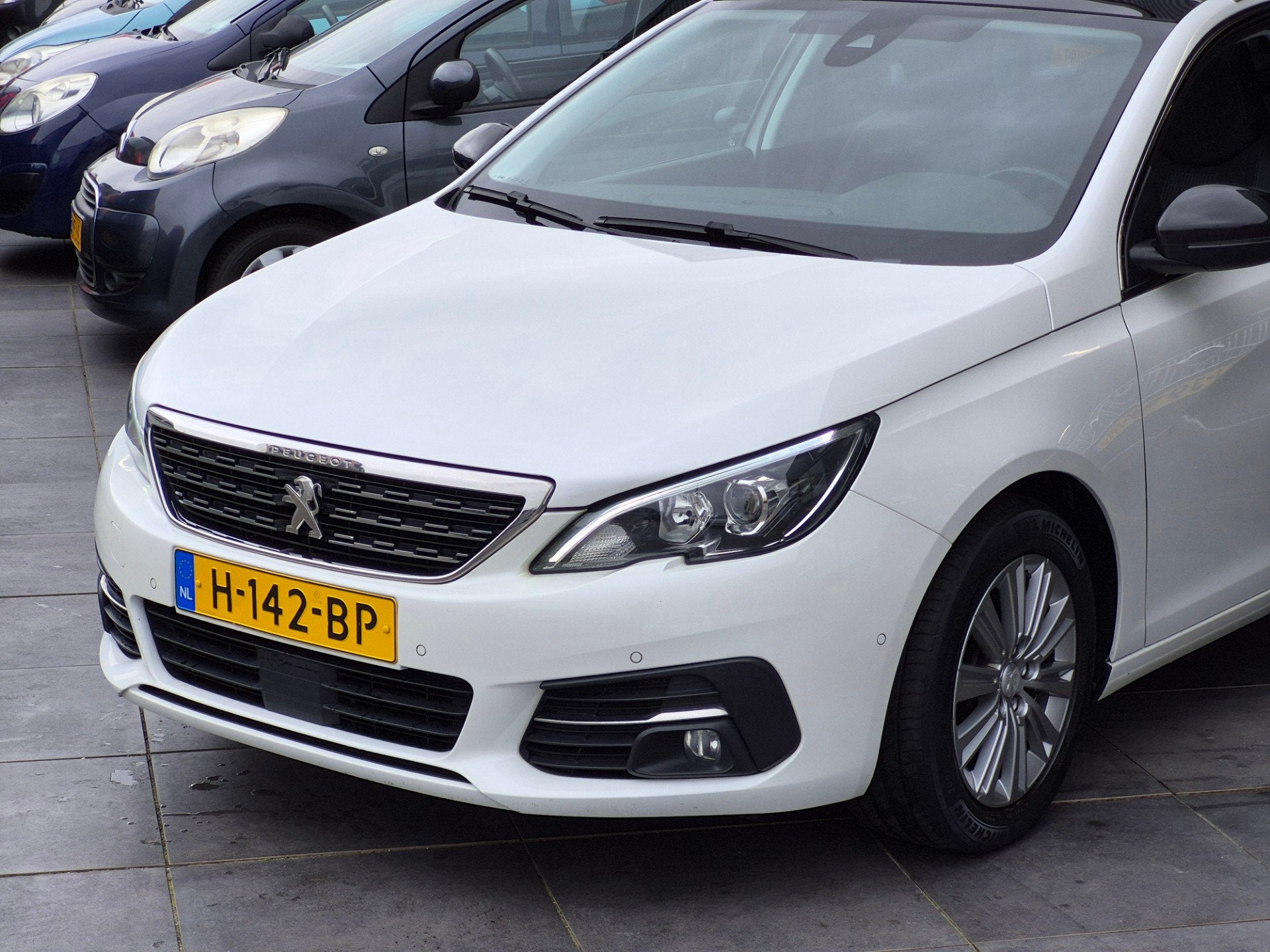 Peugeot 308 SW 1.2 PureTech Blue Lease Premium|Automaat|NAP, Gebruikt, 1199 cc, Met garantie (alle), Wit