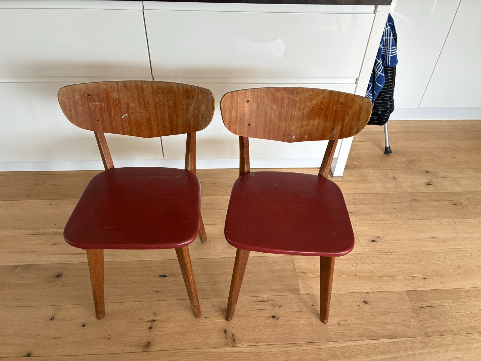 Twee vintage eetkamer stoelen, hout en rood, Ophalen