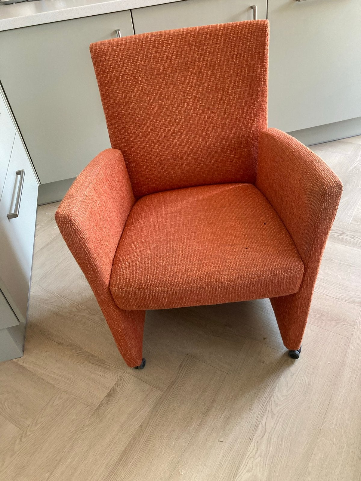 Gebruikt Oranje stoeltje met wieltjes - 90x65x53 cm, Ophalen, Gebruikt, Overige kleuren, Eén