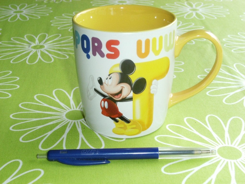 Mok Mickey Mouse Disneyland Parijs - Letter T, Ophalen of Verzenden, Mickey Mouse, Zo goed als nieuw, Servies