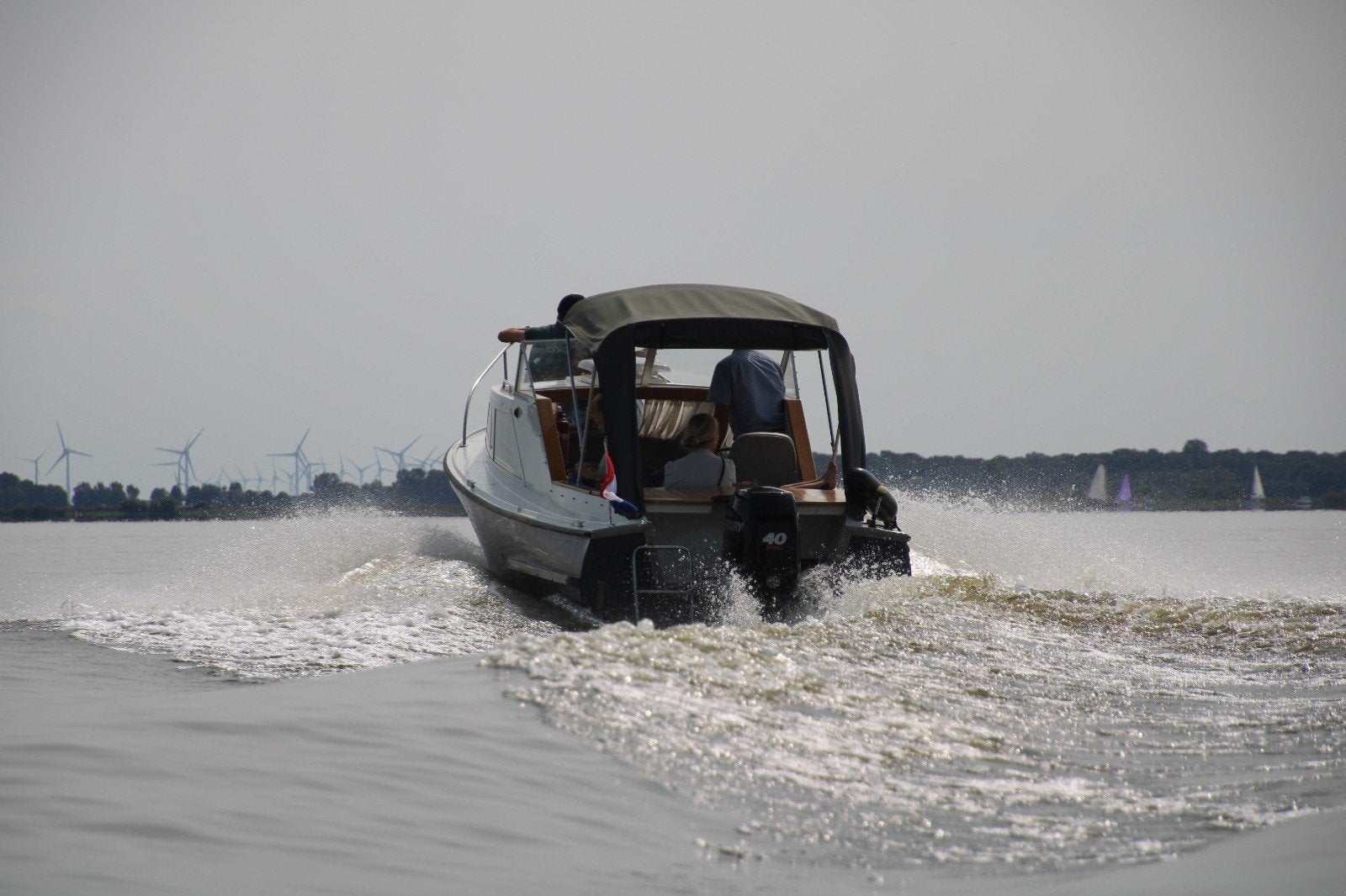 Nette Kajuitboot met Buitenboordmotor en Trailer, Kajuitboot, Ophalen, Buitenboordmotor, Koelkast