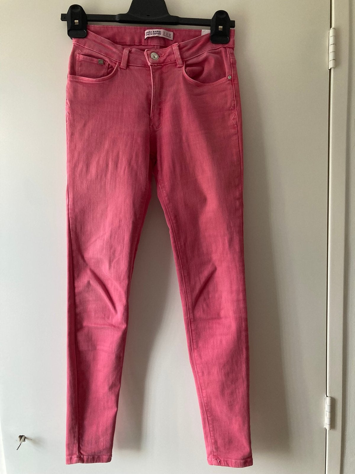 Broek merk Zara in roze-rood in maat 36, Ophalen of Verzenden, Gedragen, Overige kleuren, W28 - W29 (confectie 36)