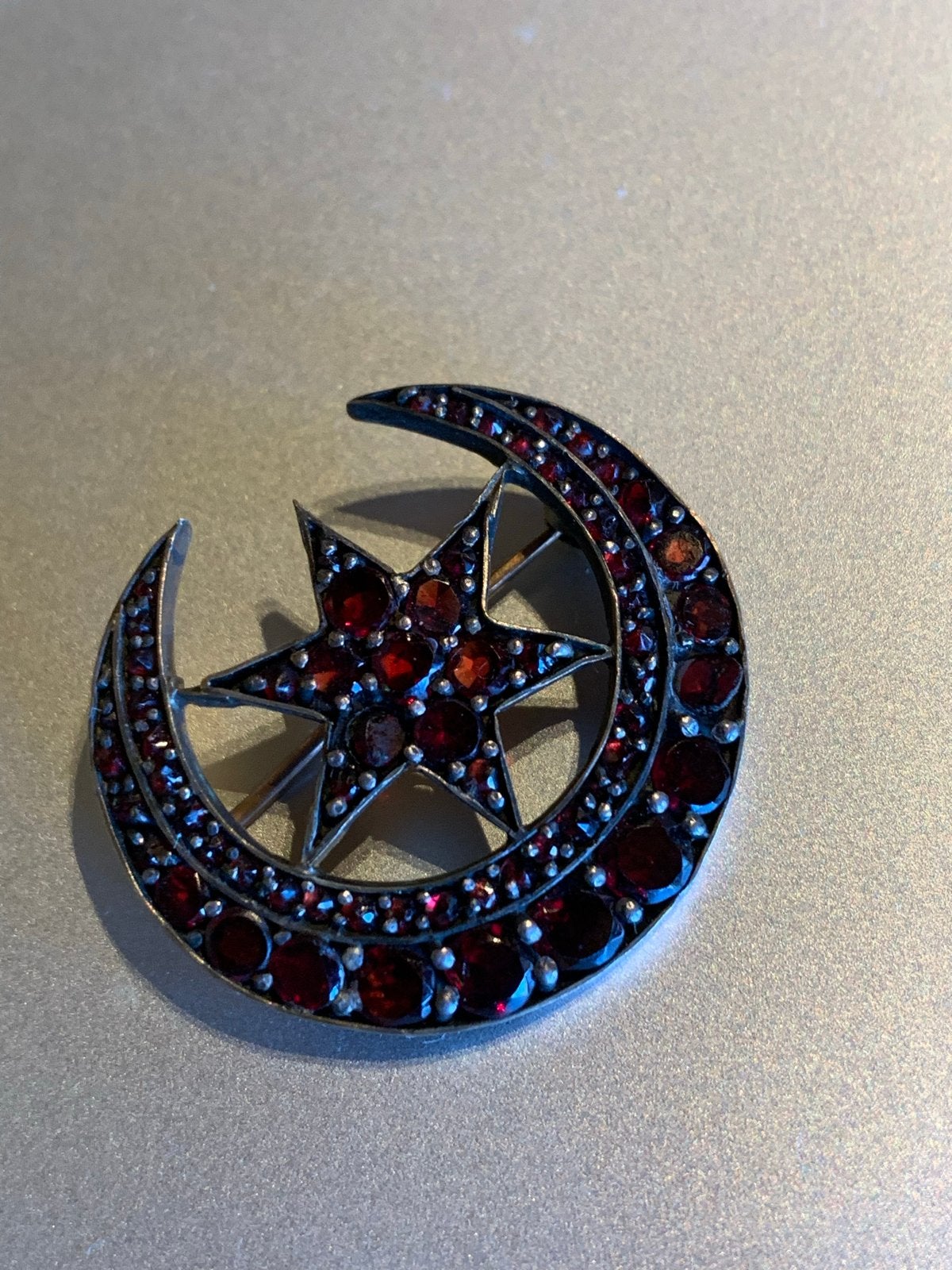 Antieke granaat broche maan en ster, Boheems, ca. 1900, Overige materialen, 4 tot 7 cm, Gebruikt, Verzenden