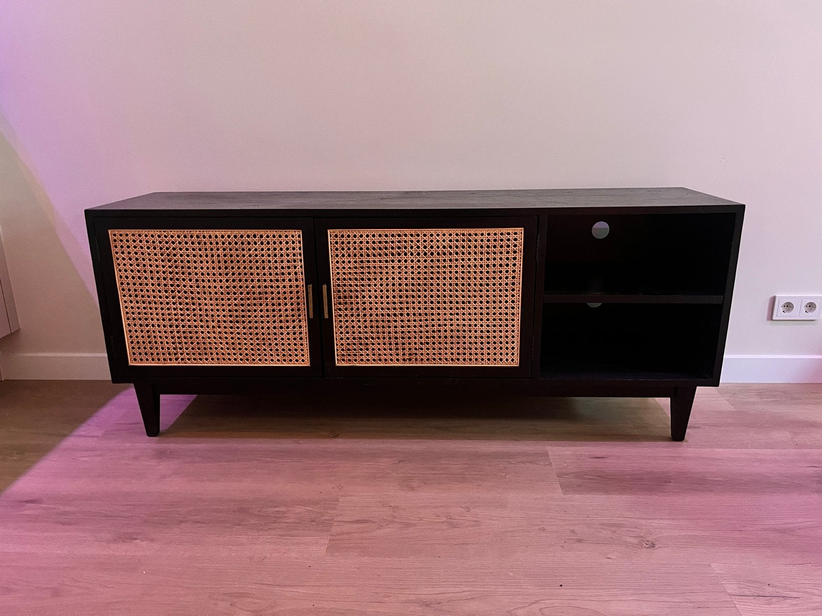 Zwart TV-meubel met rotan deuren, Ophalen, Gebruikt, 100 tot 150 cm, Minder dan 100 cm