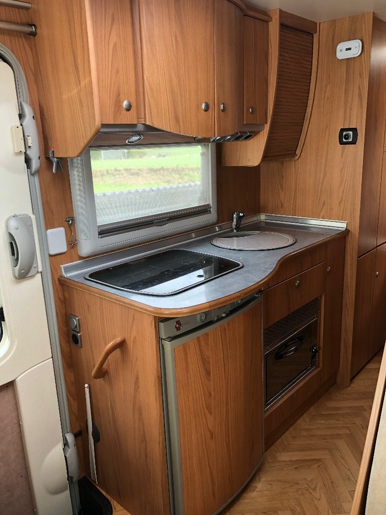 Foto 7 van AUTOMAAT Burstner i690 Elegance LAAG VASTBED 84.000km MOOI!!