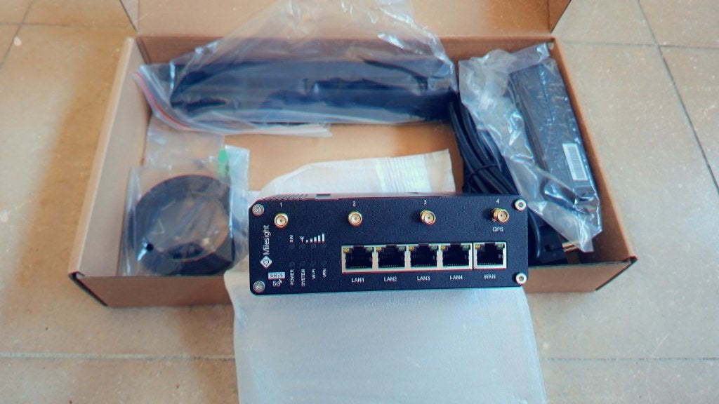 Milesight UR75-500GL-G-P-W 5G industriele router GPS PoE, Computers en Software, Ophalen of Verzenden, Zo goed als nieuw, Router met modem