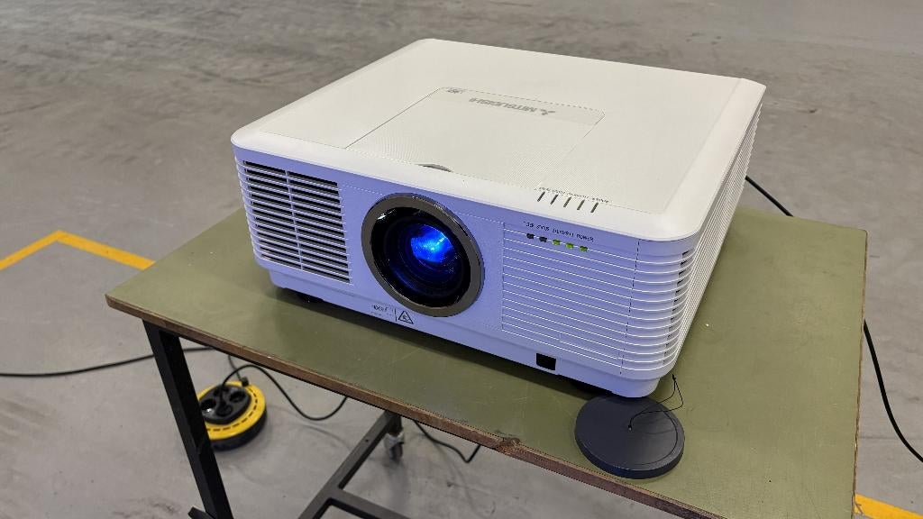 beamer Mitsubishi projector / beamer WD8700U, Audio, Tv en Foto, Beamers, Ophalen, Zo goed als nieuw, DLP, Mitsubishi