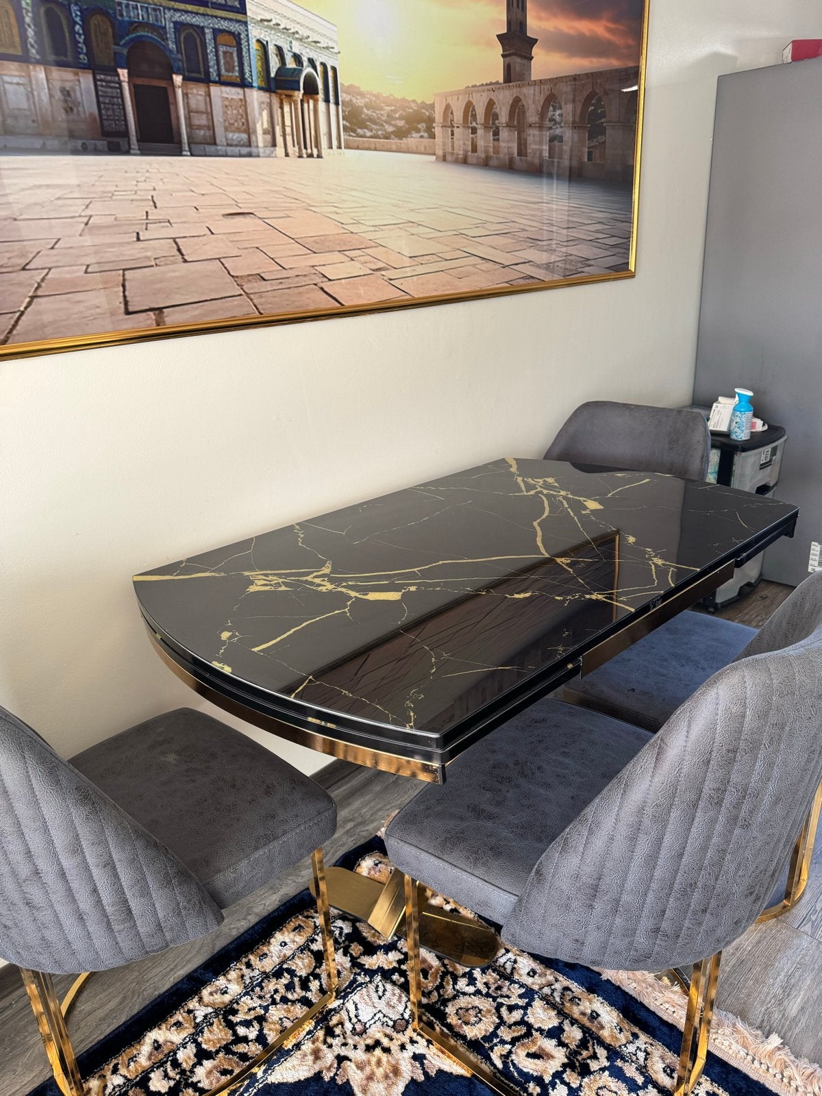 Uitschuifbare eettafel met marmerlook en gouden accenten