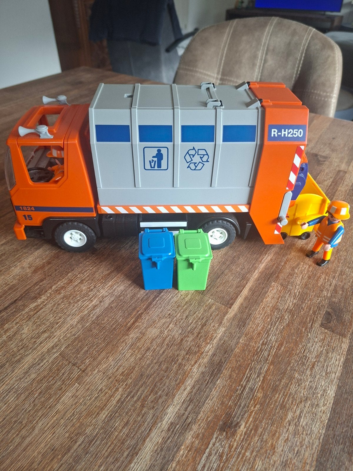 Playmobil vuilniswagen met poppetje en afvalbakken, Ophalen of Verzenden, Zo goed als nieuw