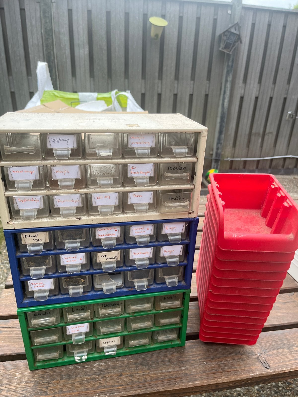 3 ijzeren bewaarbakken met sorteerbakjes en 14 rode bakjes, Ophalen, Gebruikt, Overige typen
