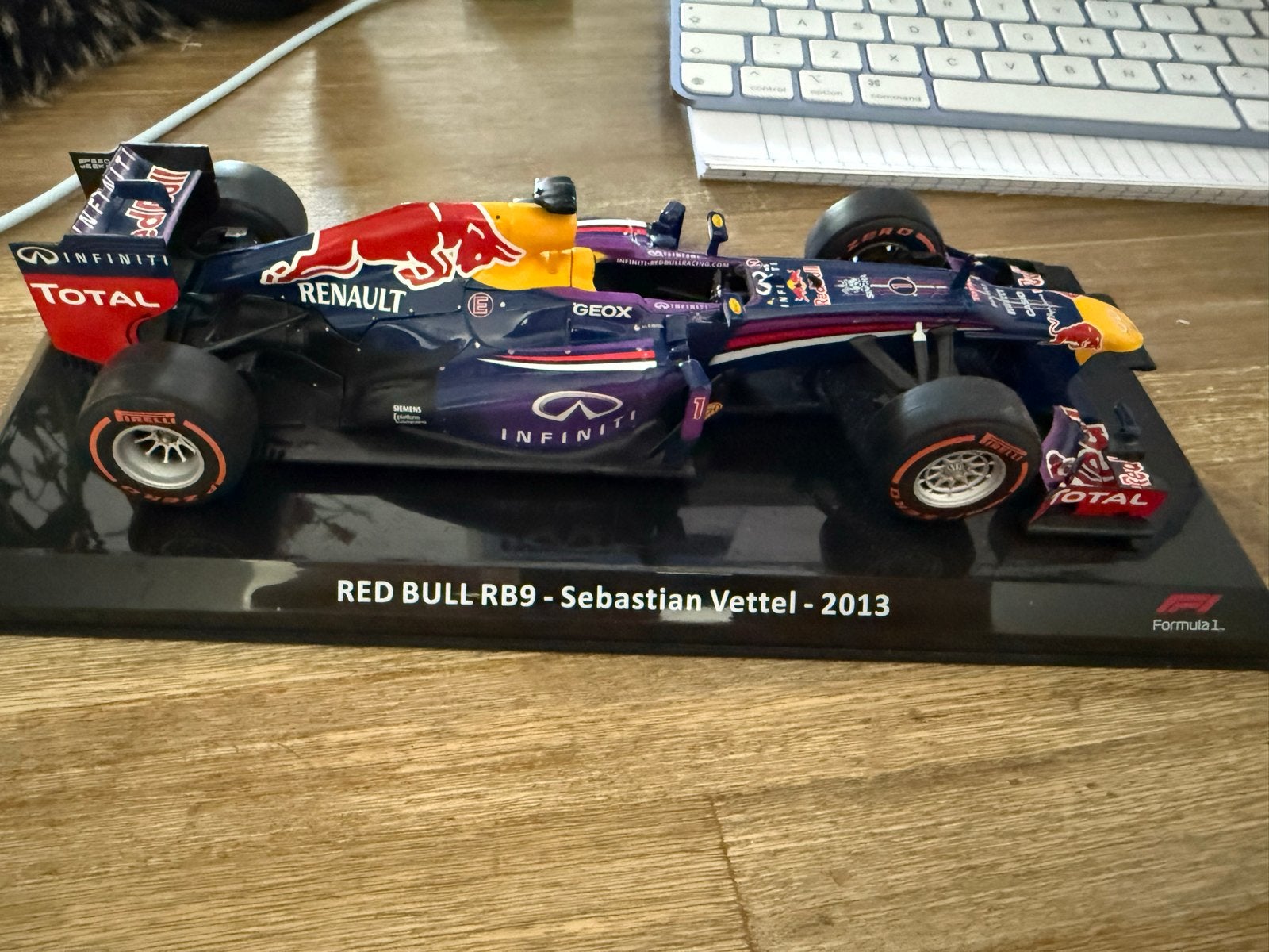 Red Bull RB9 - Sebastian Vettel - 2013 schaalmodel, Ophalen, Zo goed als nieuw, Auto, Overige merken