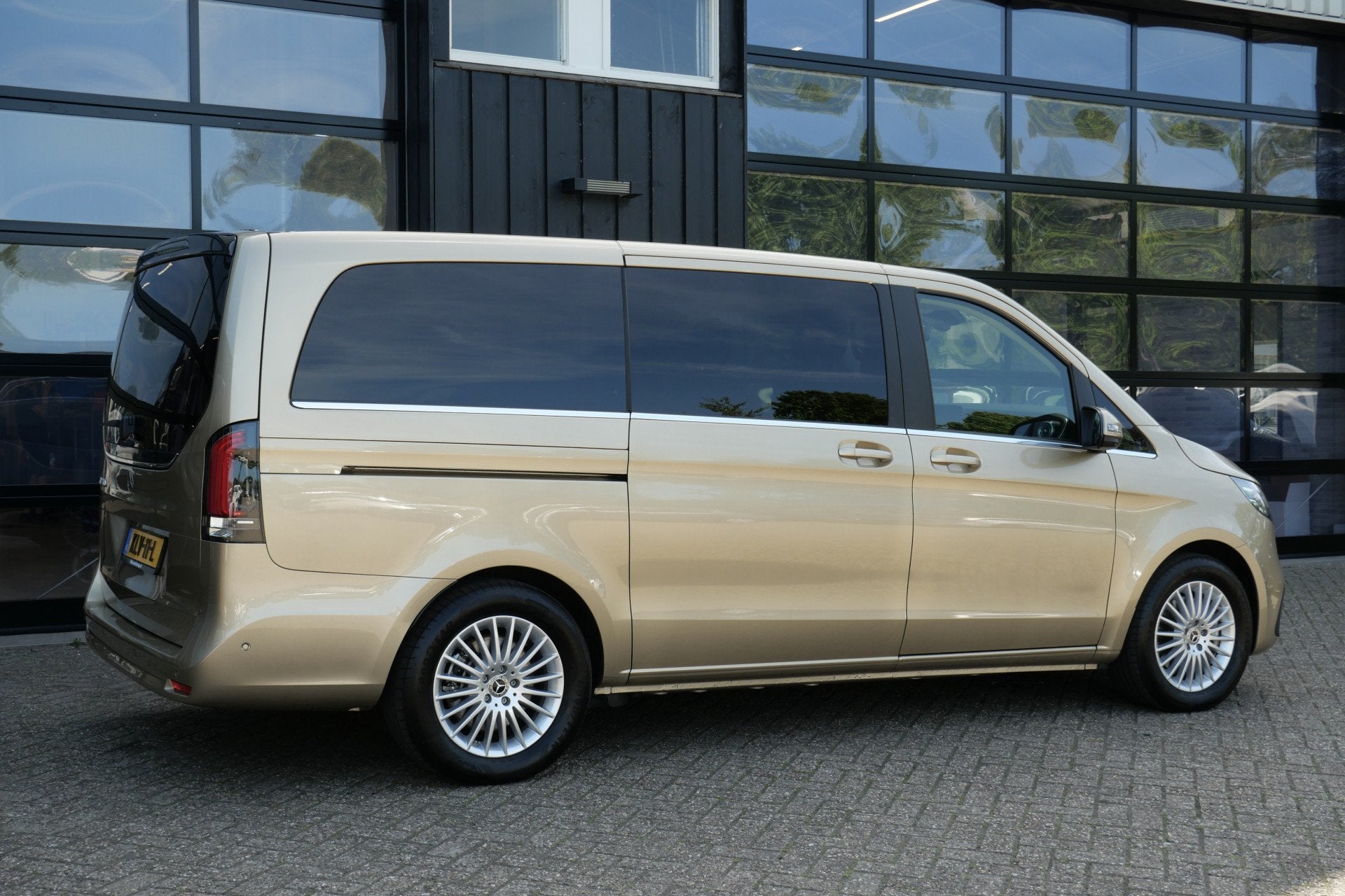 Mercedes-Benz EQV 300 L2 90 kWh | 360 | LED | Leder | Elek, Auto's, Bestelauto's, Gebruikt, Zwart, Overige kleuren, 7 stoelen