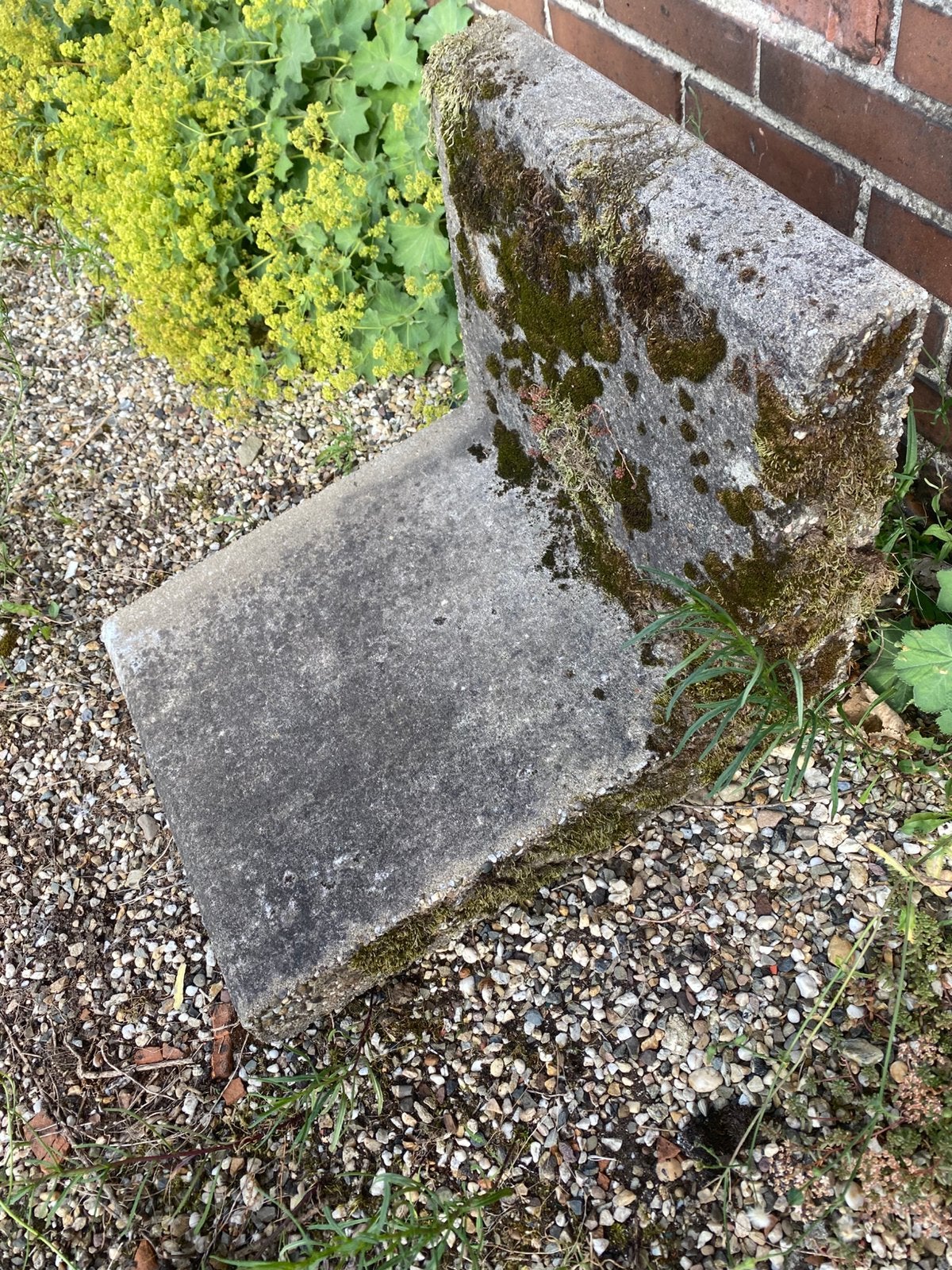 Gratis afhalen: twee Betonnen hoek elementen 50x40 cm, Tuin en Terras, Ophalen of Verzenden, Gebruikt