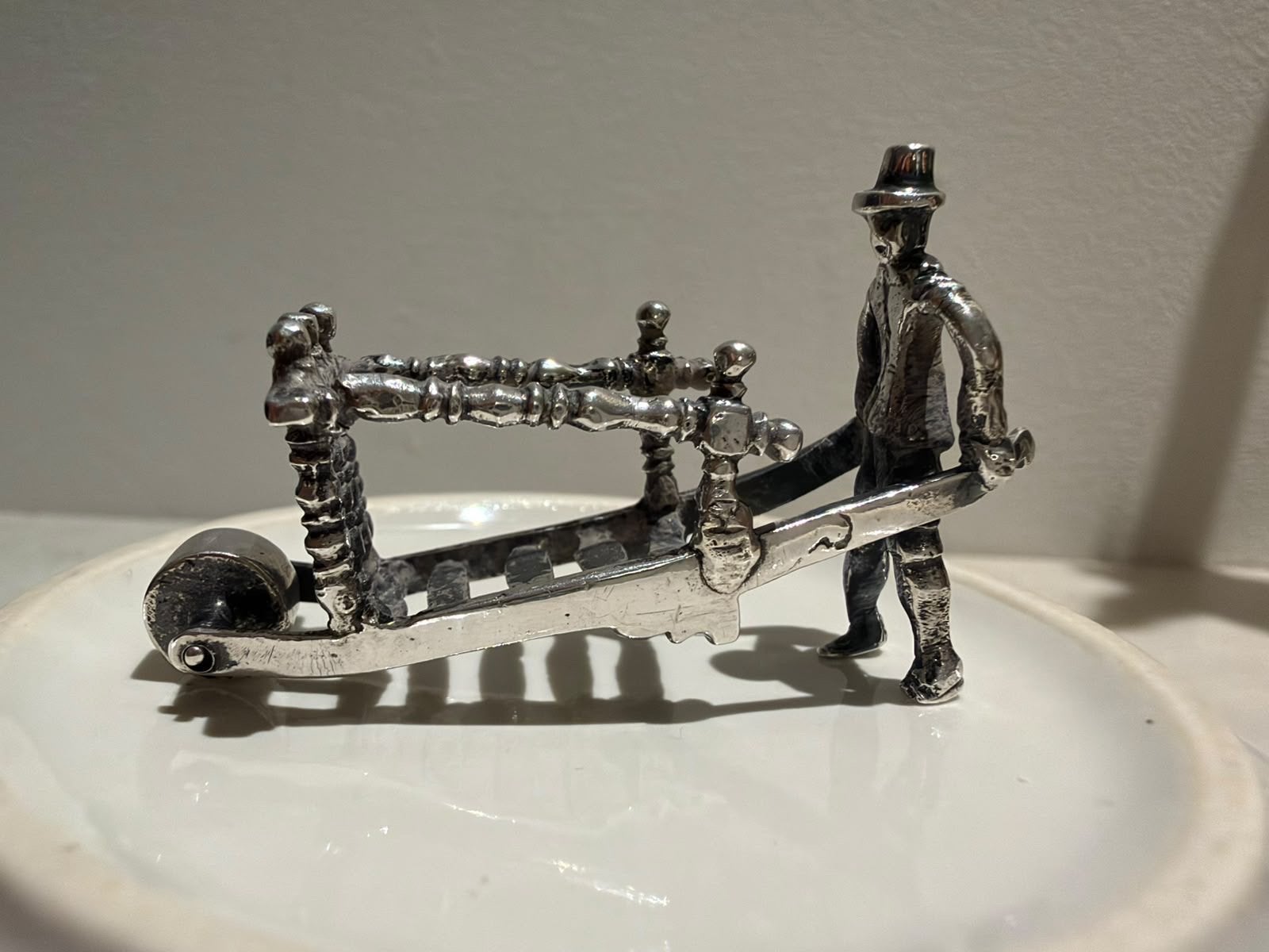 17e eeuws zilver miniatuur man kruiwagen - Micheal Maenbeeck, Antiek en Kunst, Ophalen of Verzenden, Zilver