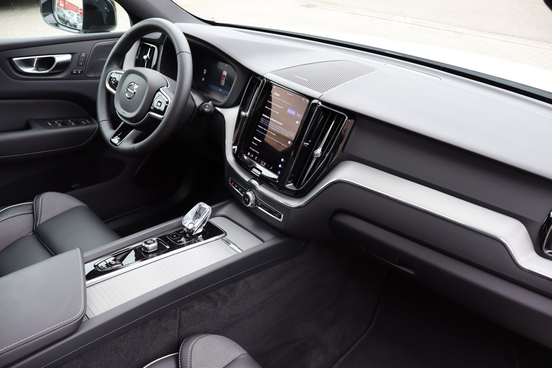Volvo XC60 2.0 T8 Plug-in hybrid AWD Plus Dark Soh 100% FABR, 12 maanden, Gebruikt, 4 cilinders, Wit
