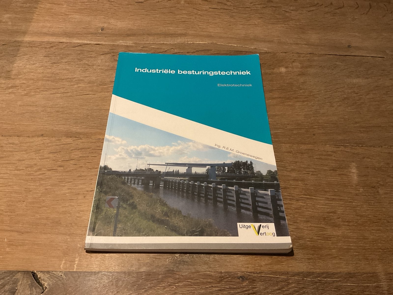 Industriële besturingstechniek - Elektrotechniek, Ophalen of Verzenden, Gelezen, Elektrotechniek
