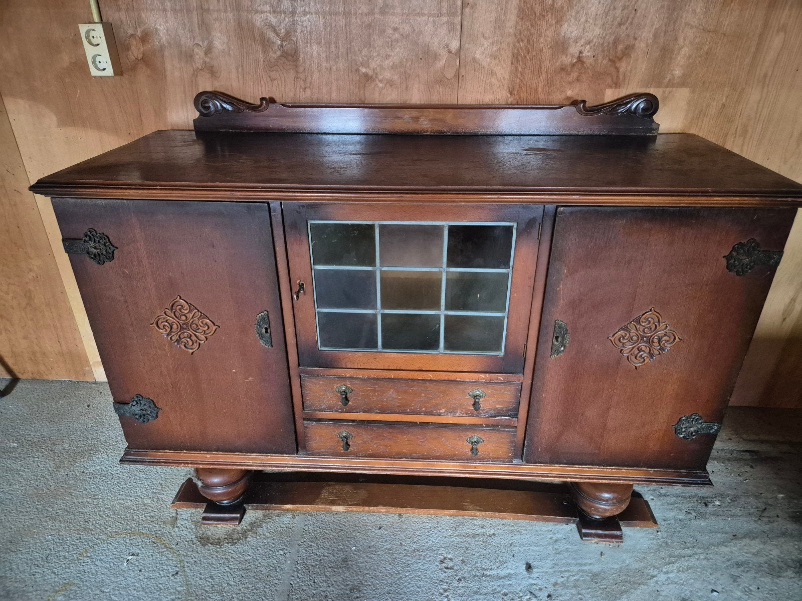 Antiek dressoir met glas en houtsnijwerk, Ophalen
