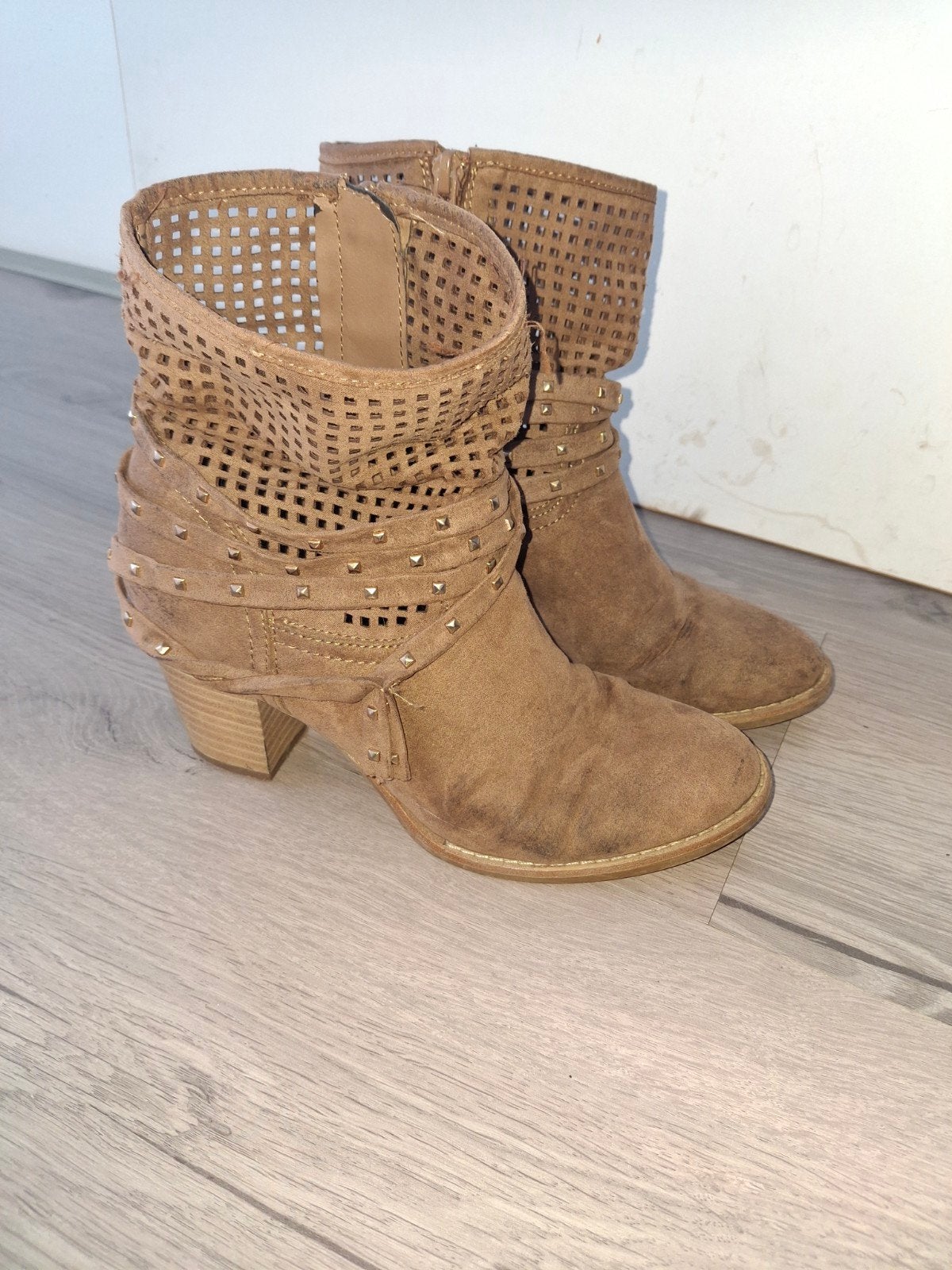 Graceland cowboy enkellaarsjes met studs/37/bijna gratis, Bruin, Lage of Enkellaarzen, Ophalen of Verzenden, Graceland