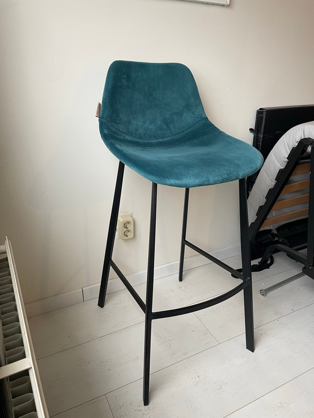 Barkruk DutchBone, blauw fluweel met zwart metalen poten, Ophalen, Gebruikt, Met voetsteun, Metaal