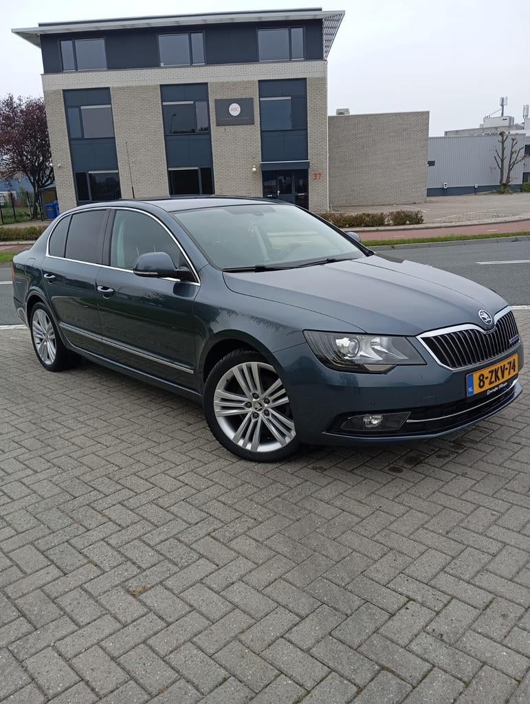 Skoda Superb 1.6 TDI 77KW Greenline 2015 Grijs, Auto's, Voorwielaandrijving, 4 cilinders, Origineel Nederlands, 24 km/l