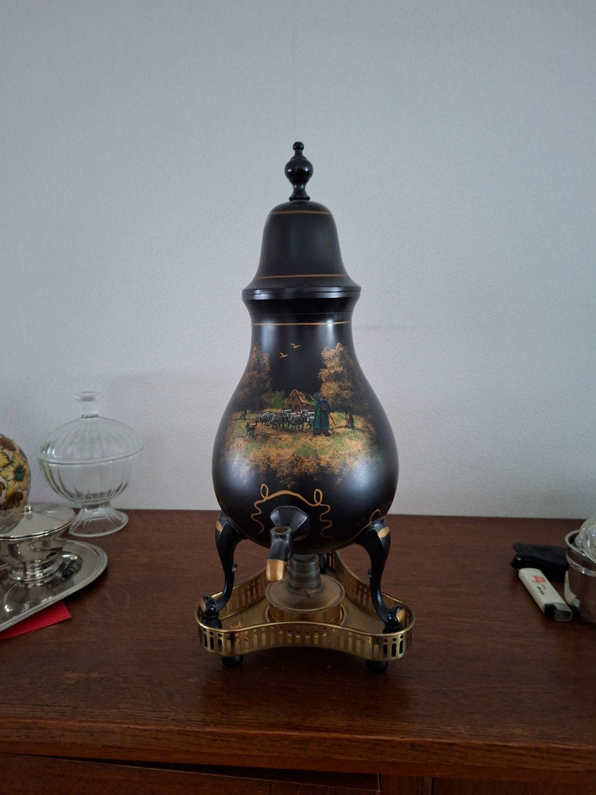 Antieke koffie- of theepercolator met landschap, Ophalen