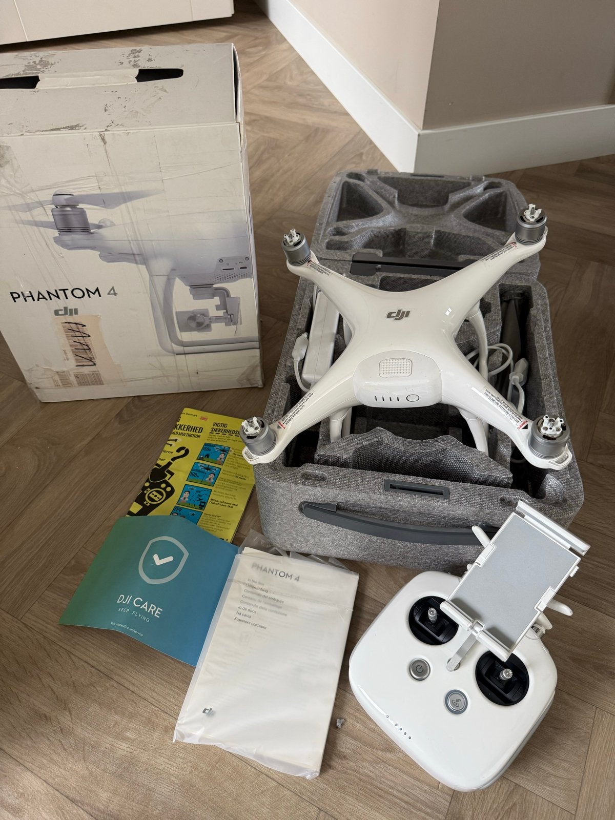 DJI Phantom 4 Drone met accessoires, 30 tot 45 minuten, Cameradrone, 5 tot 10 kilometer, Zo goed als nieuw