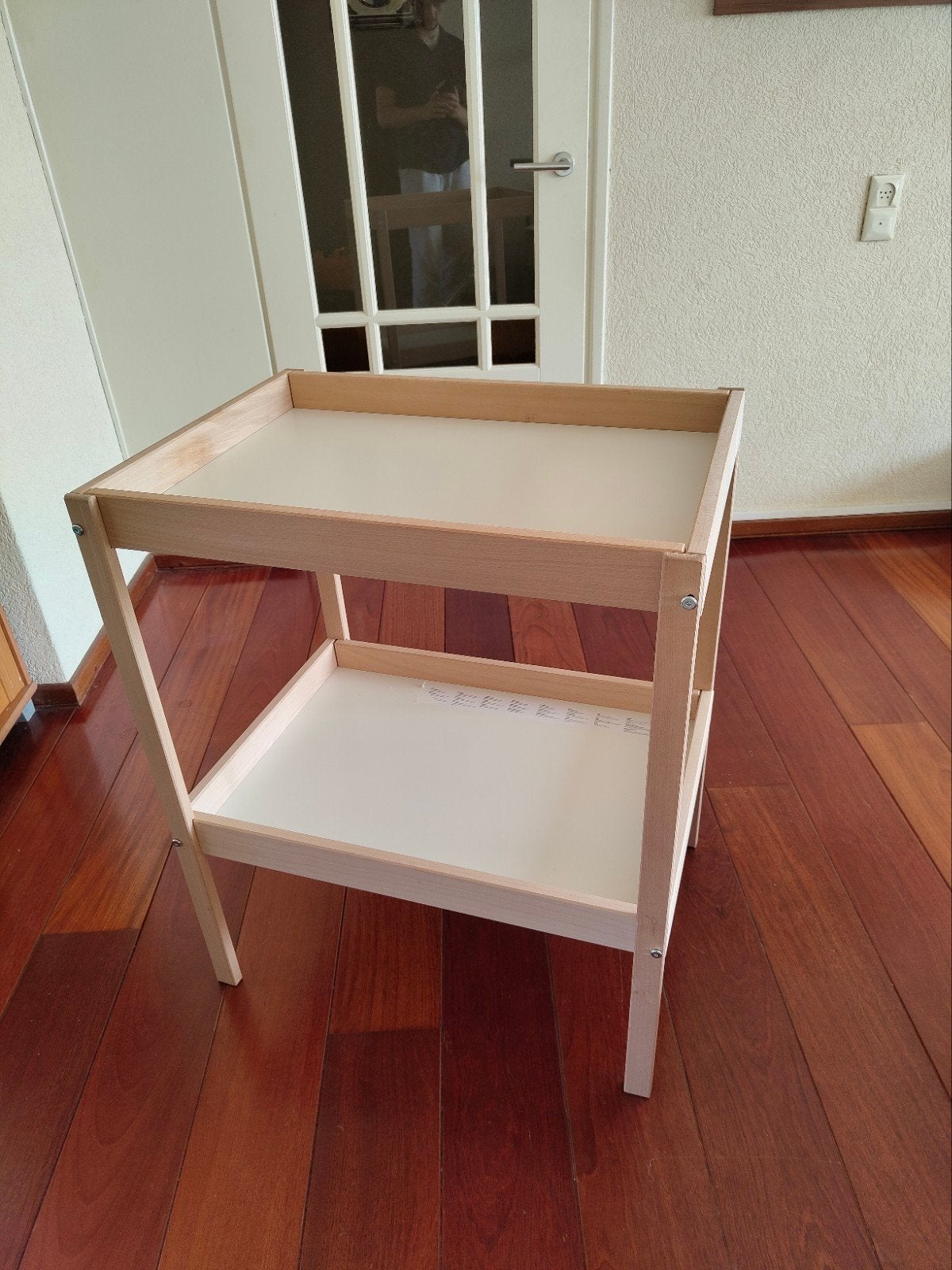 Witte commode met natuurhouten elementen, Kinderen en Baby's, Kinderkamer | Commodes en Kasten, Gebruikt, Commode, Minder dan 90 cm