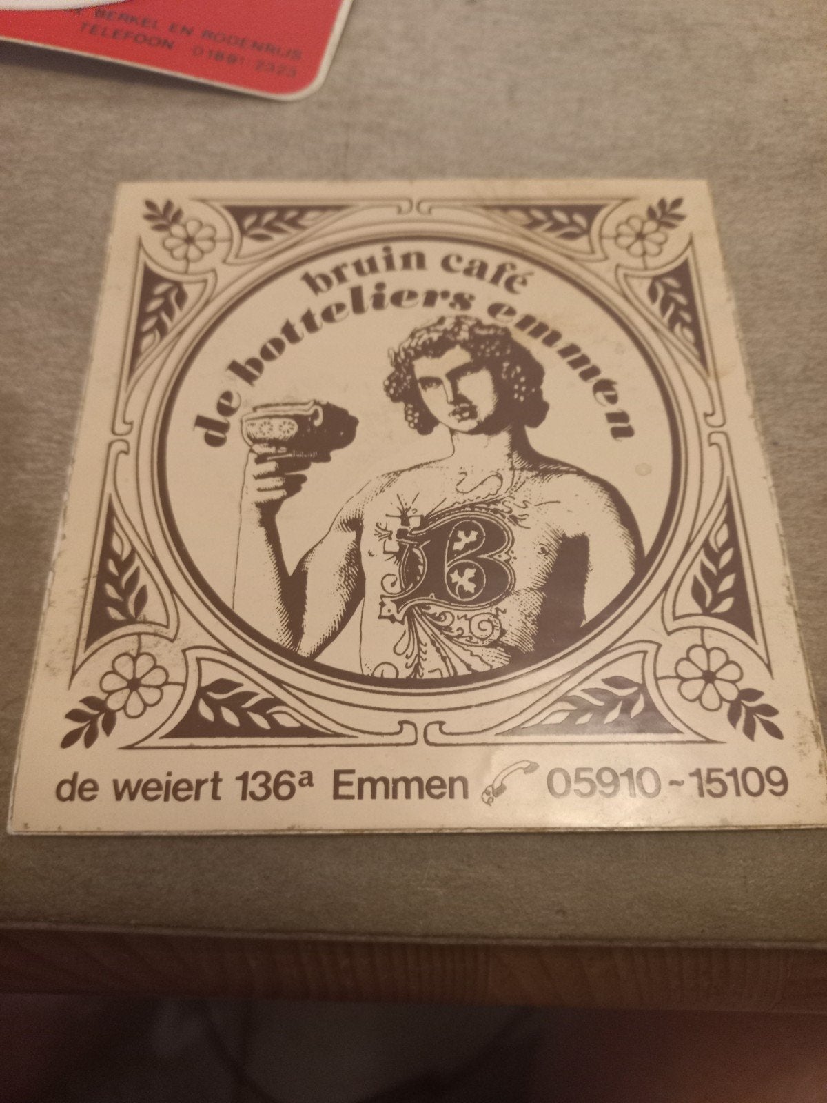 Vintage sticker Bruin Café De Botteliers Emmen, Ophalen of Verzenden, 1960 tot 1980, Nederland, Knipsel(s)