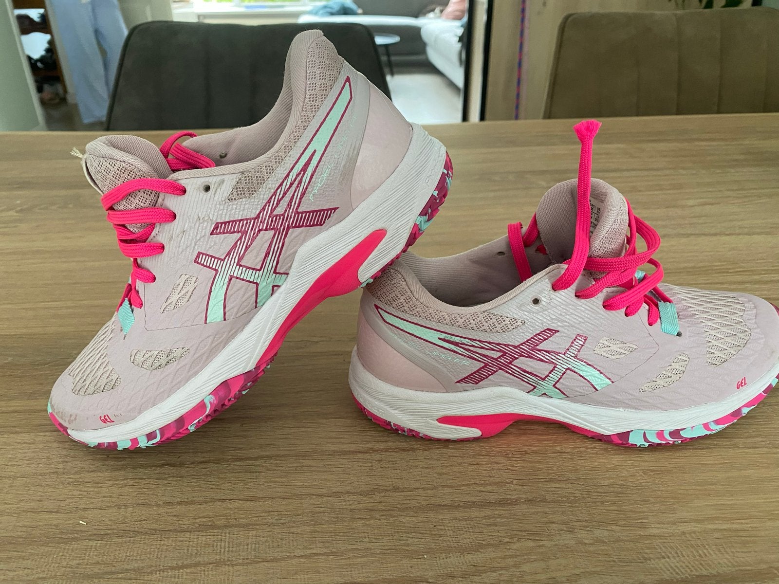 ASICS Sportschoenen Roze Maat 36 zaalschoenen!, Ophalen of Verzenden, Zo goed als nieuw