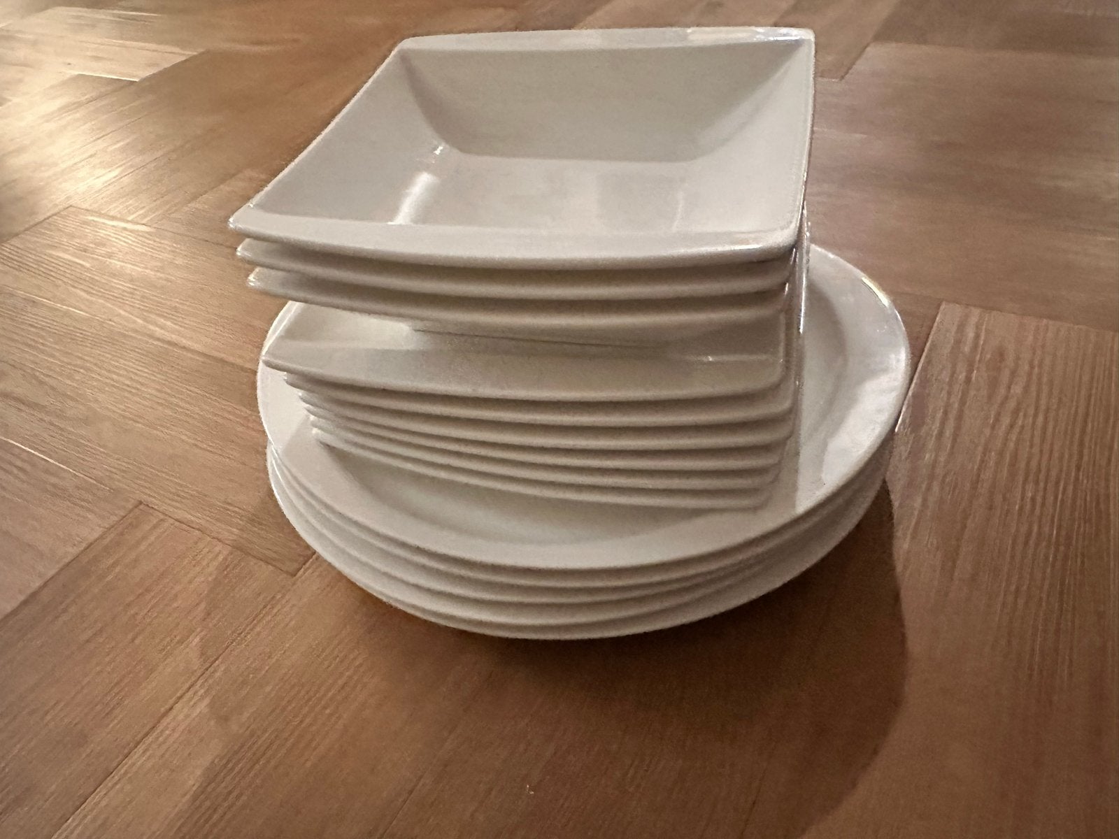 14-delig wit servies: Yong Verso (vierkant) & Novel (rond, Overige merken, Ophalen of Verzenden, Zo goed als nieuw, Bord(en)