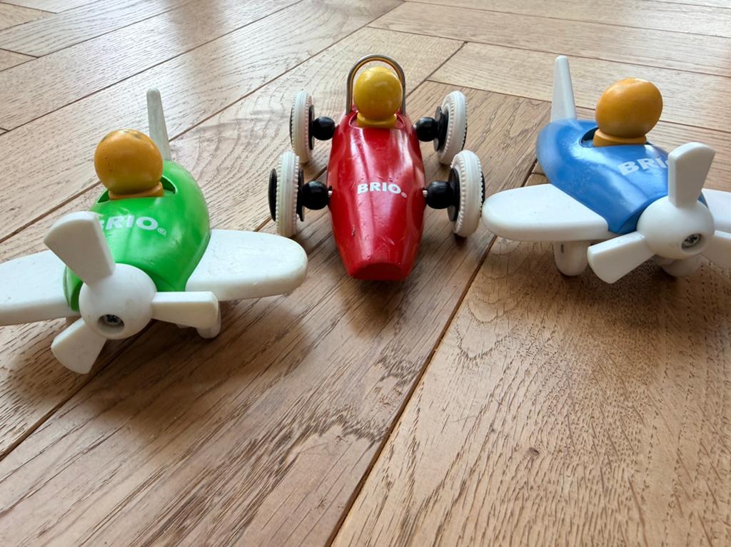 Brio Houten Speelgoed: 2 Vliegtuigen & Raceauto, Ophalen of Verzenden, Gebruikt