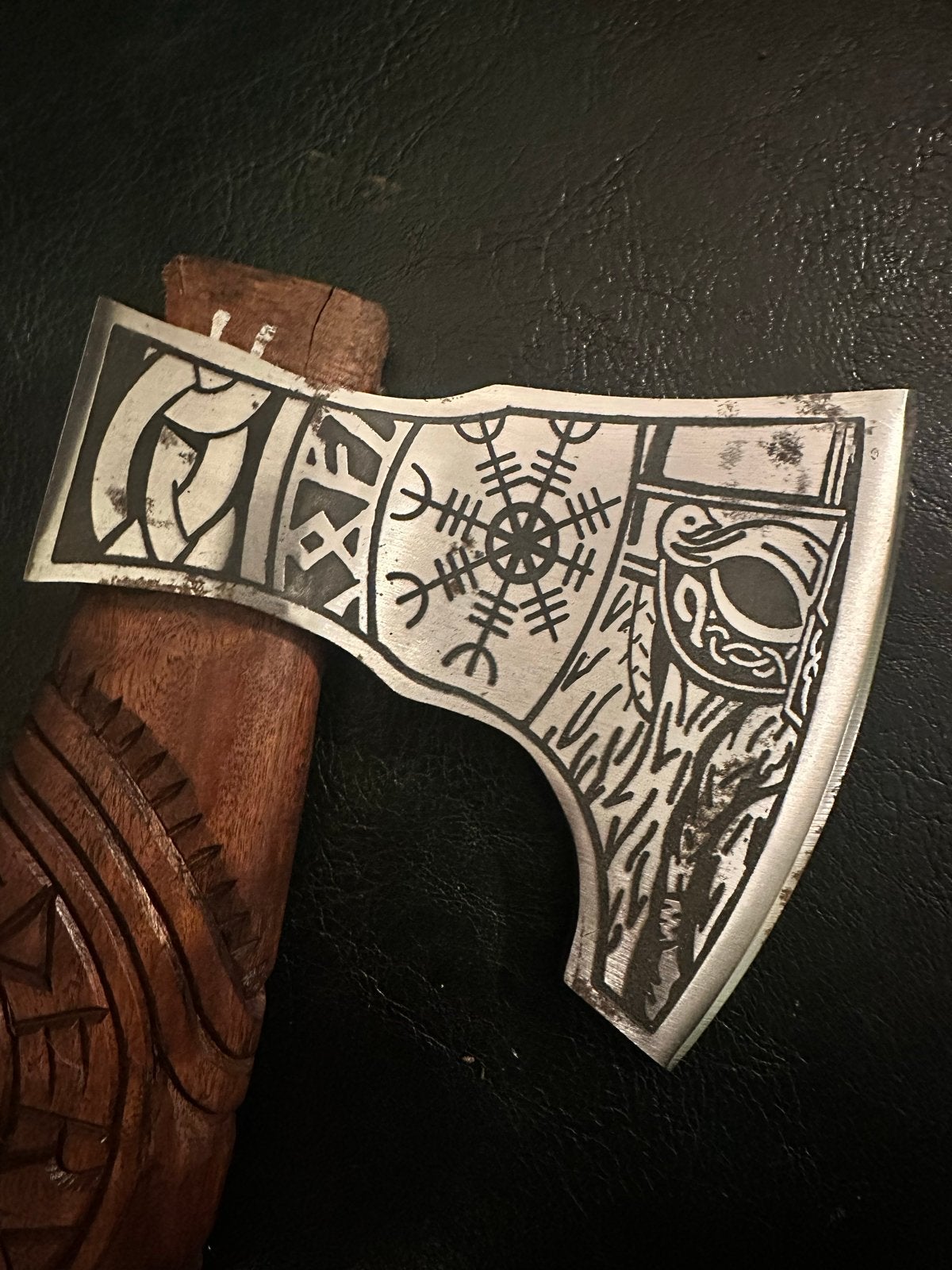 Prachtige Viking bijl met houtsnijwerk & leren schede Norse, Ophalen of Verzenden, Zo goed als nieuw, Overige typen, Overige merken