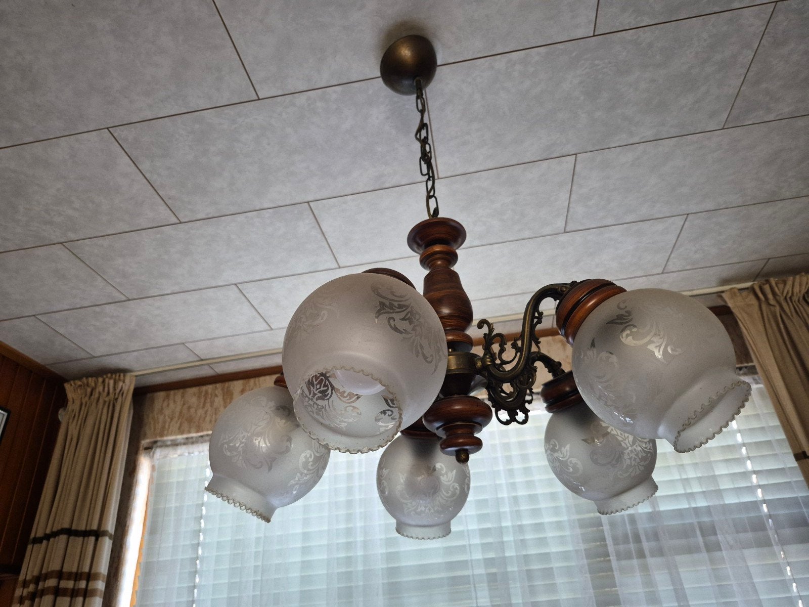 Vintage 5-armige hanglamp / kroonluchter met houten details, Ophalen of Verzenden