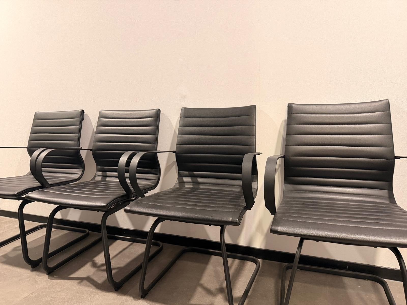 Set van 4 zwarte nieuwe conferentiestoelen met armleuningen, Ophalen, Modern, Zakelijk, Zwart, Zo goed als nieuw