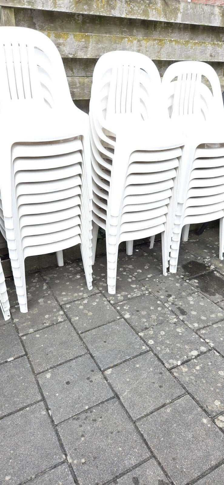 Witte tuinstoelen 50 stuks +witte tafels 10 stuks., Ophalen, Kunststof