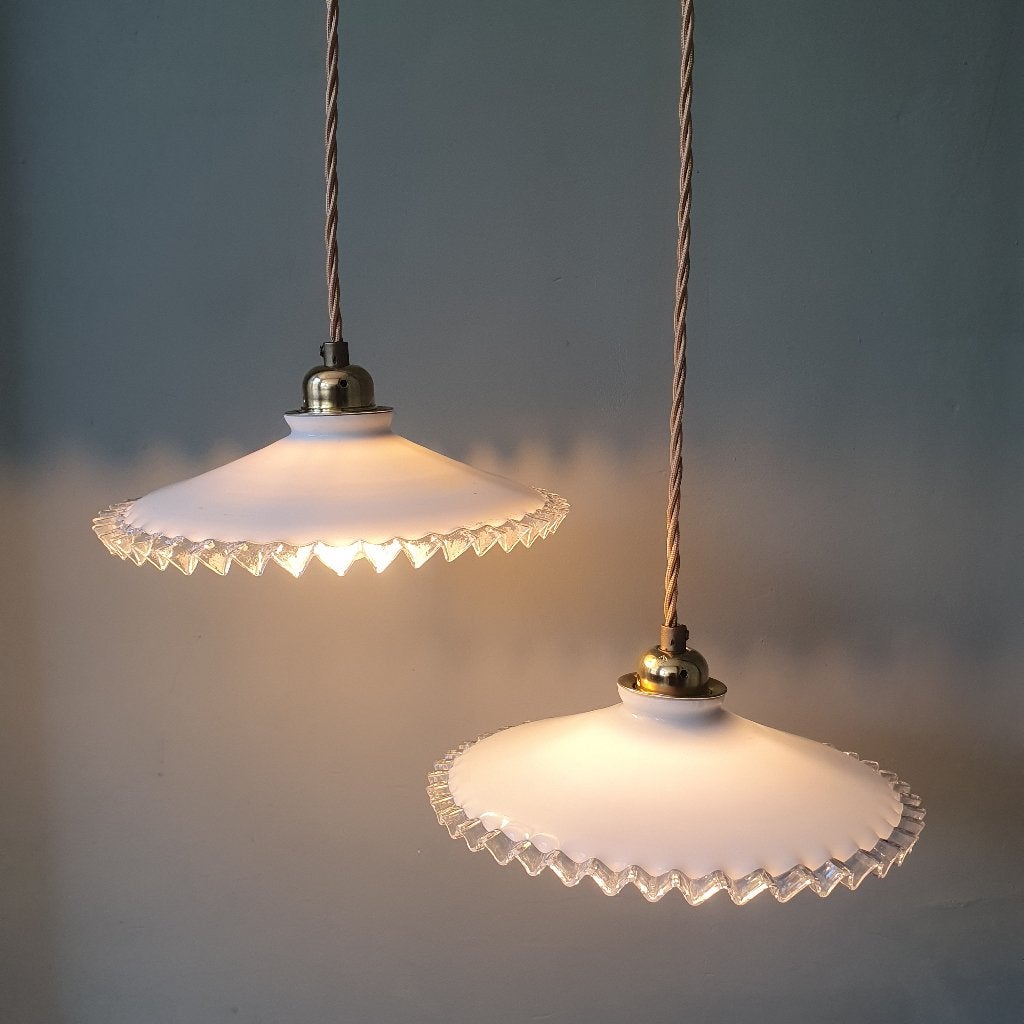 Set Vintage Hanglampen Wit Opaline Glas. Model 'Pie crust', Gebruikt, Ophalen of Verzenden, Glas, Vintage, franse, antiek, art deco