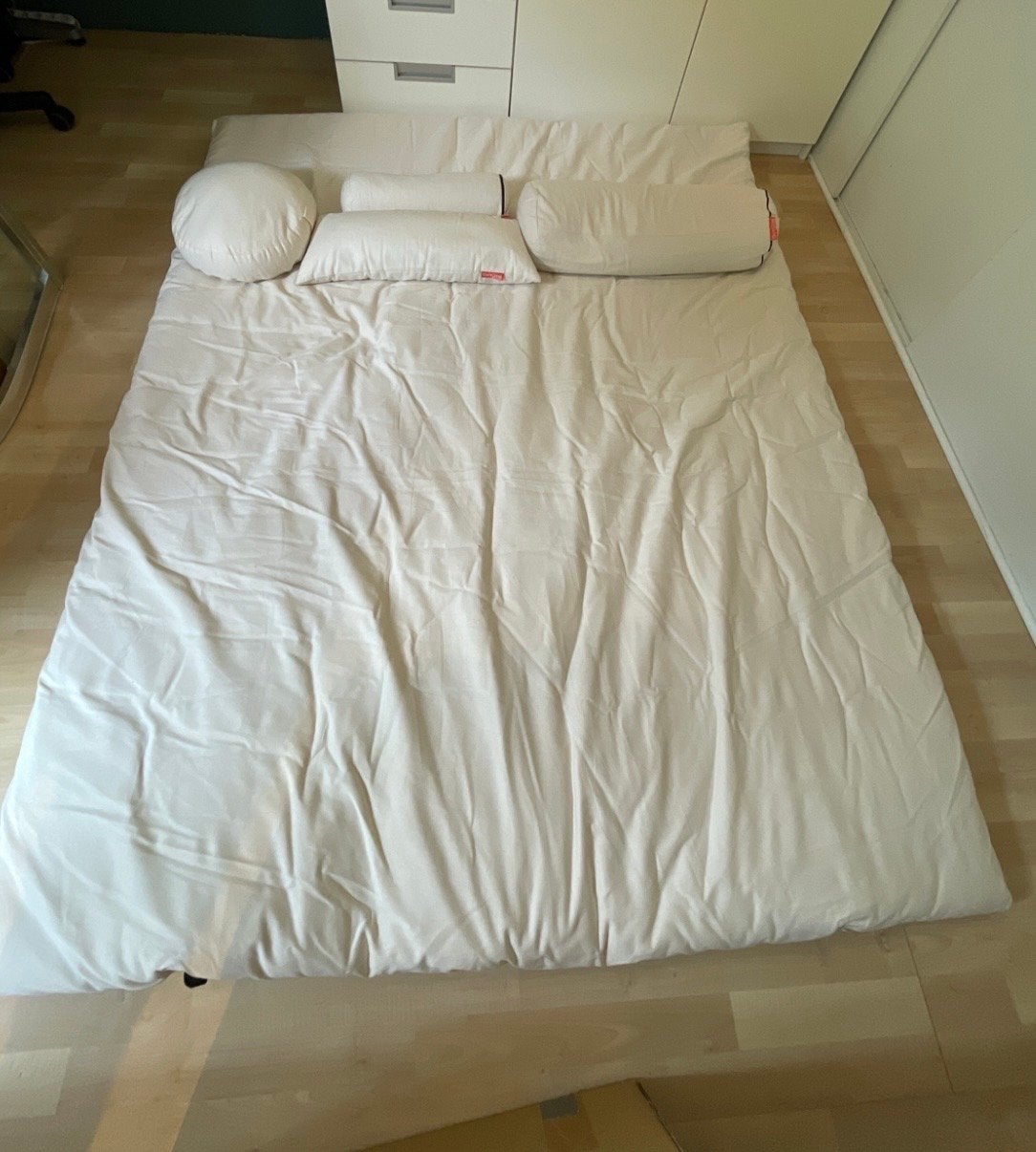 GoYume Shiatsu futon met 4 kussens - zo goed als nieuw, Ophalen, Nieuw, Massagestoel of Kussen