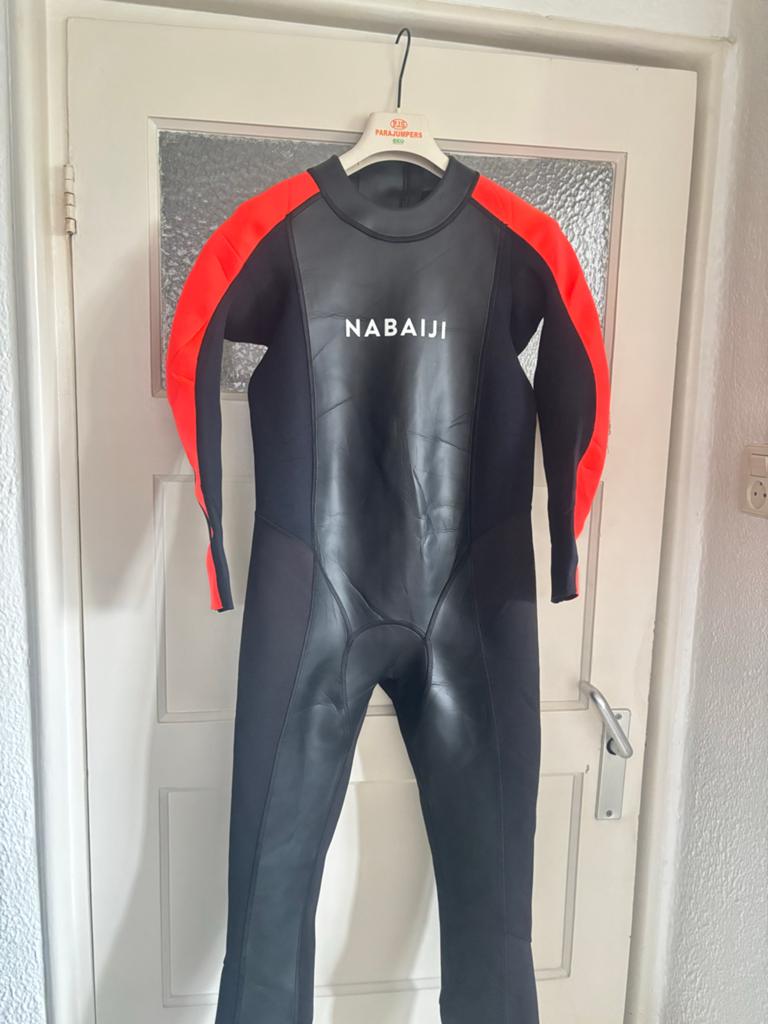 Nabaiji OWSWIM 2/2 Wetsuit - Zwart/Oranje, Ophalen of Verzenden, Zo goed als nieuw, Zwart, Overige typen