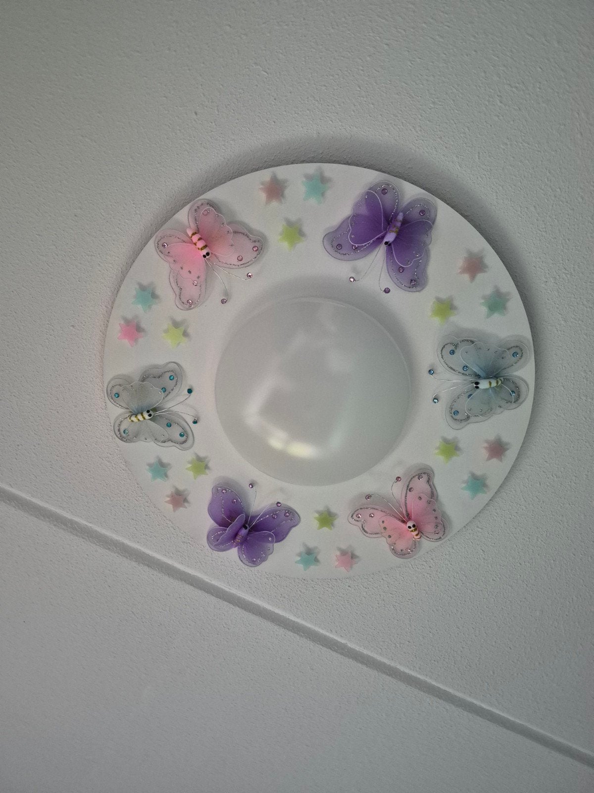 Leuke kinderlamp met vlinders en sterren, Ophalen of Verzenden, Gebruikt, Kunststof, Meerkleurig