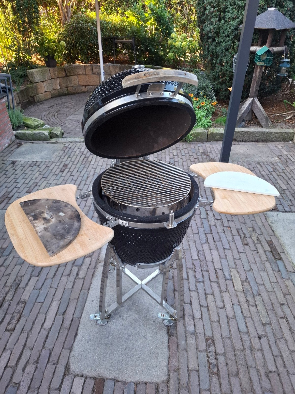 Kamado BBQ met zijtafels en pizzasteen, Ophalen, Zo goed als nieuw