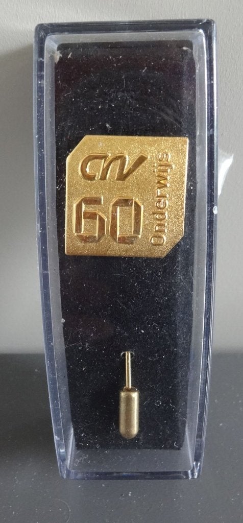 Speldje  van   CNV onderwijs     (60 jarig jubileum ??), Verzamelen, Speldjes, Pins en Buttons, Ophalen of Verzenden, Zo goed als nieuw