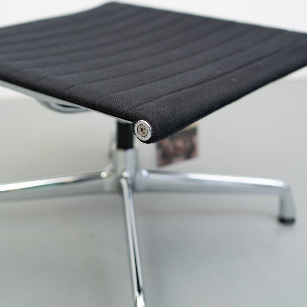 2x Vitra Eames EA 125 Hocker Zwart Hopsak - Chroom, Huis en Inrichting, Banken | Voetenbanken en Poefen, Niet ingevuld, Zo goed als nieuw