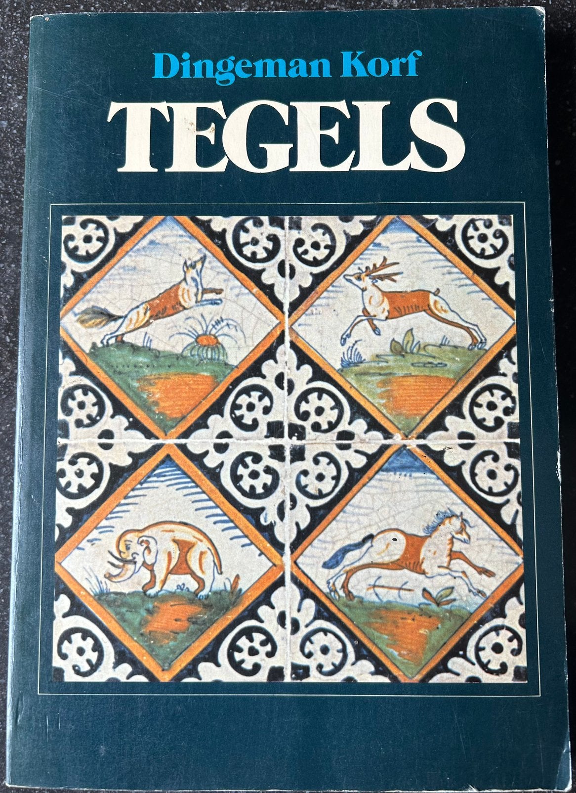 Dingeman Korf - Tegels - 7e geheel herziende druk 1979, Ophalen of Verzenden, Dingeman Korf