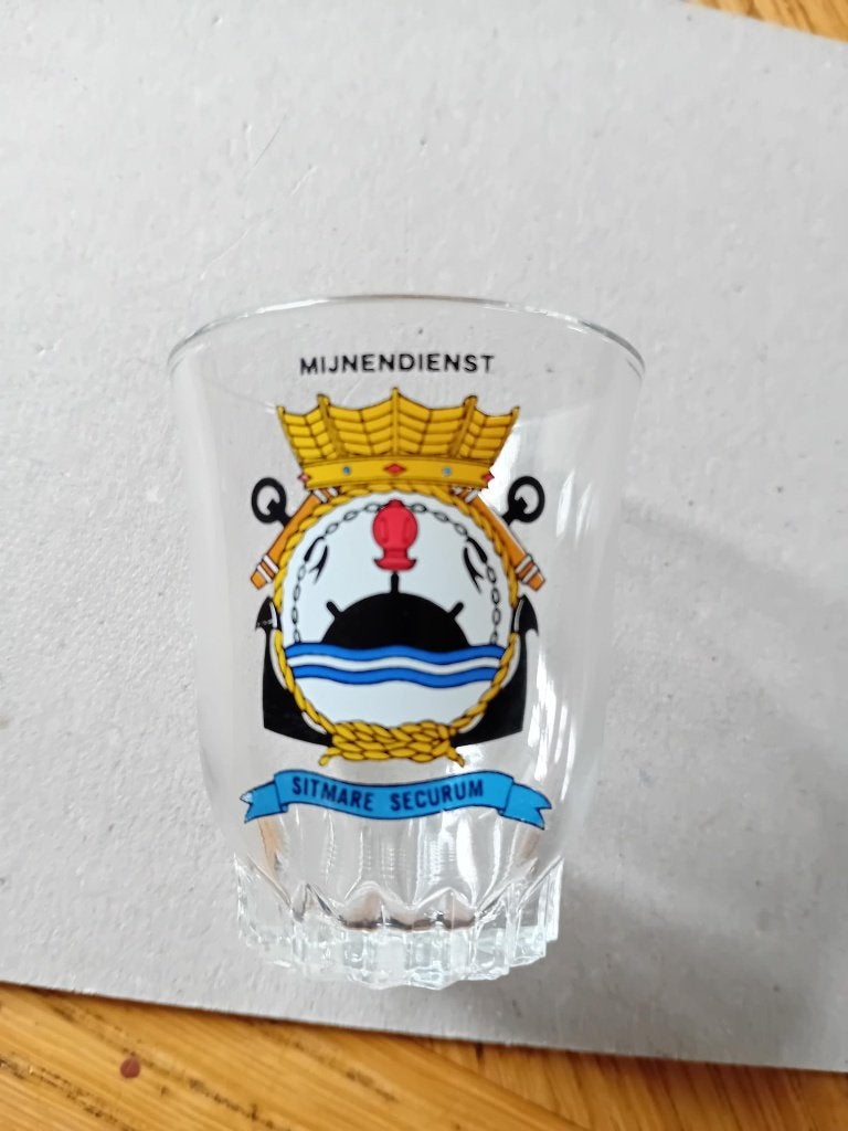 Koninklijke Marine borrelglas 1 wapen en motto Mijnendienst, Ophalen of Verzenden, Landmacht, Nederland, Embleem of Badge