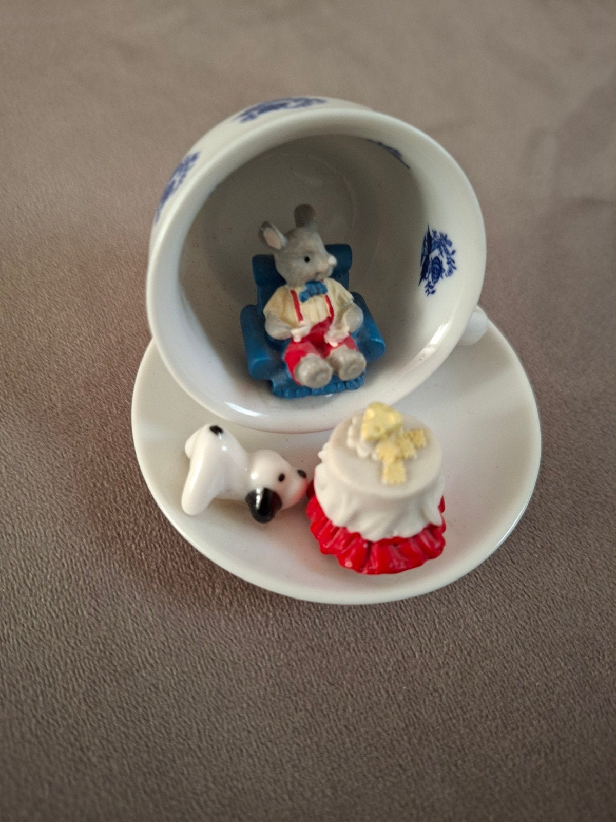 Miniatuur theekopje met schattige figuurtjes, Ophalen of Verzenden